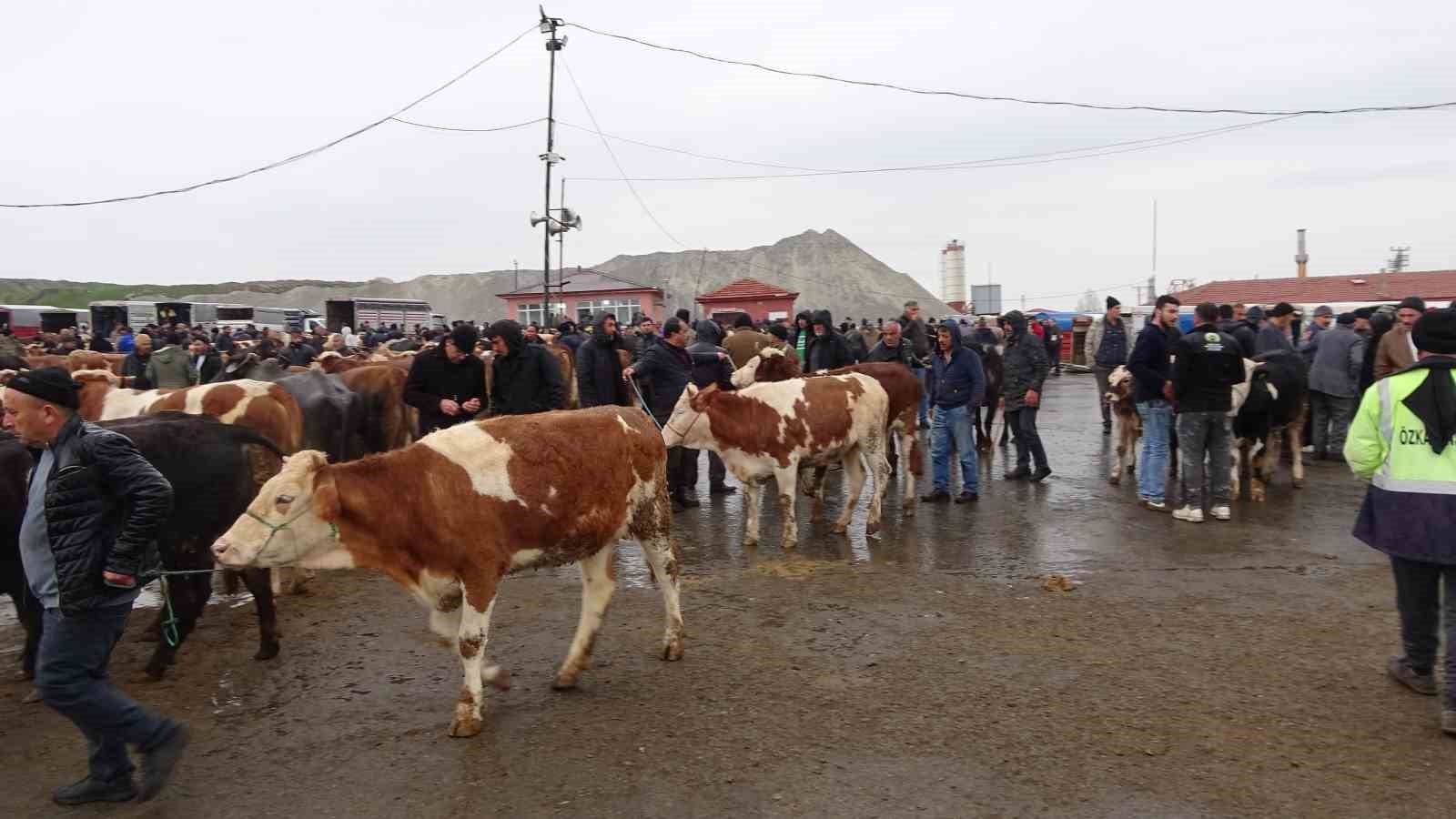 Yağışlı havaya aldırış etmeyen üreticiler ve alıcılar bu pazarda buluşuyor