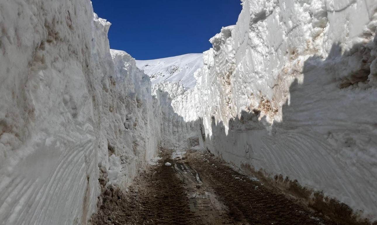 Y&uuml;ksekova&rsquo;da nisan ayında 6 metrelik kar t&uuml;nelleri
