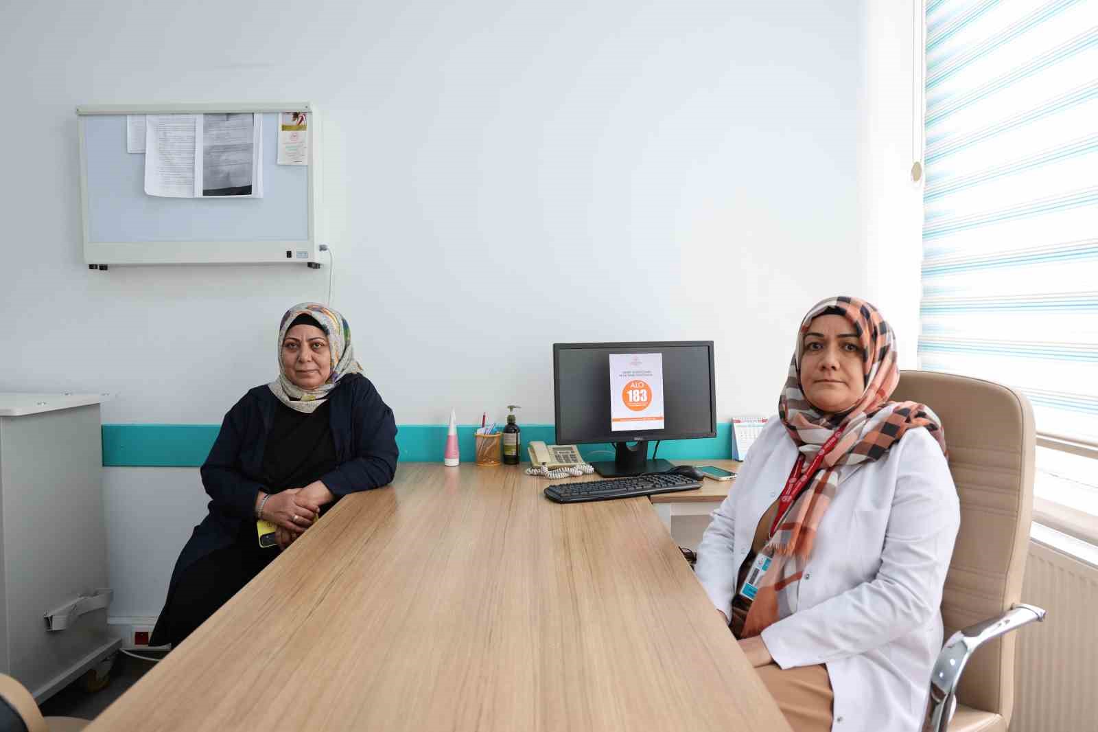 Hemşirenin ısrarıyla gittiği taramada meme kanseri &ccedil;ıktı: Hayatı kurtuldu
