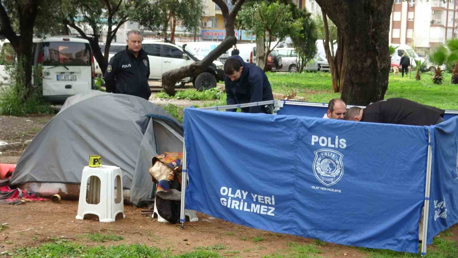 Parka kurduğu &ccedil;adırda yaşayan adam &ouml;l&uuml; bulundu
