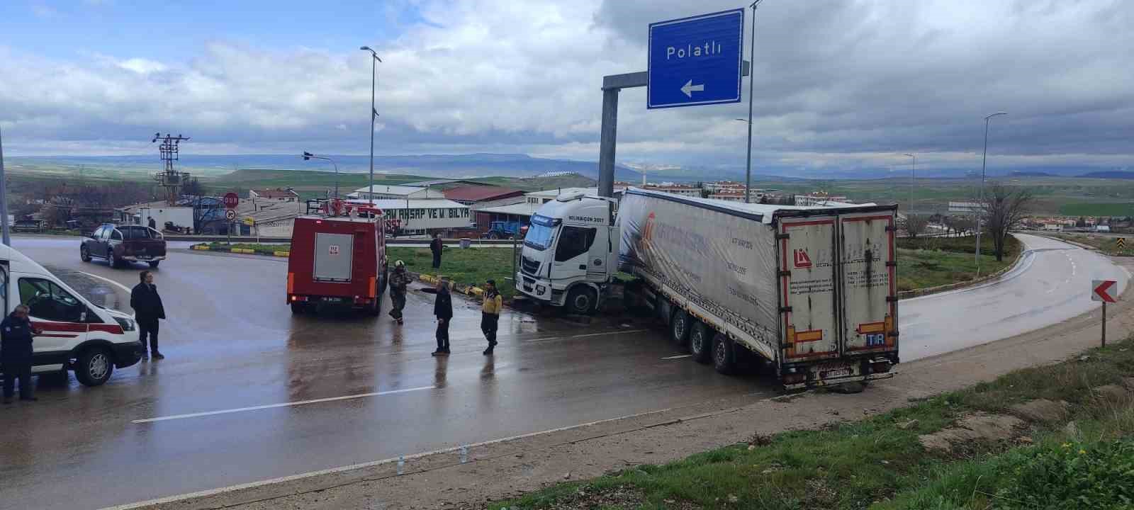 Tır  refüje çarptı: 1 yaralı