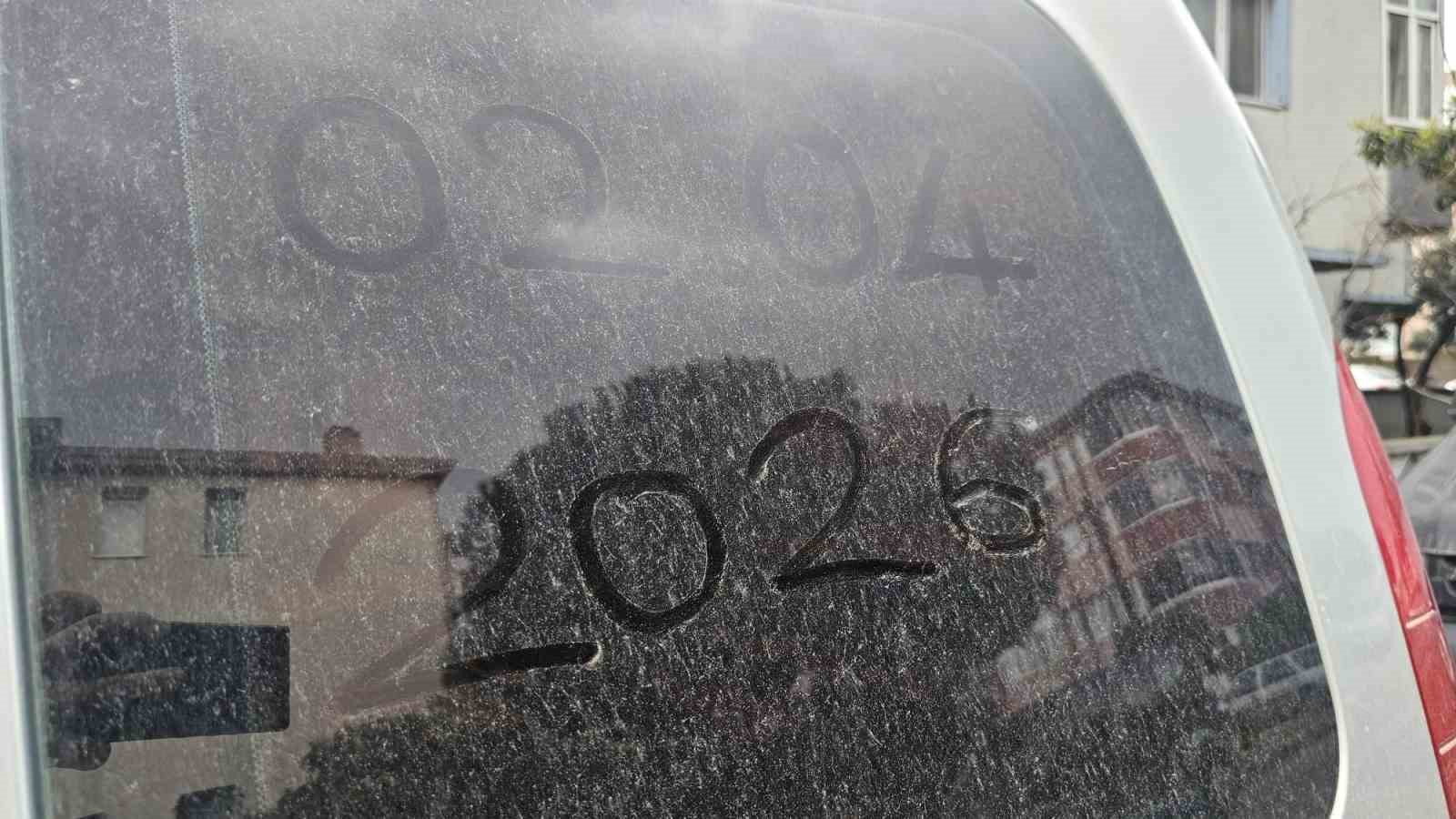 Bandırma&rsquo;da &ccedil;&ouml;l tozu yağmuru, ara&ccedil;lar &ccedil;amur tabakasıyla kaplandı
