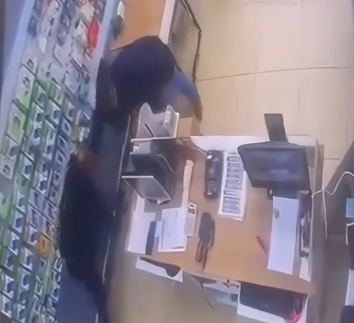 Gaziantep’te 1 kişinin ayaklarından vurulduğu silahlı saldırı kamerada