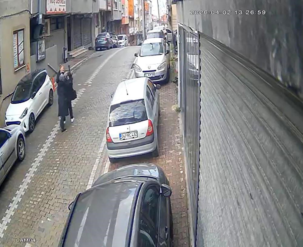 Sosyal medyadan tartıştıkları kadını sokak ortasında bayılana kadar dövdüler; o anlar kamerada
