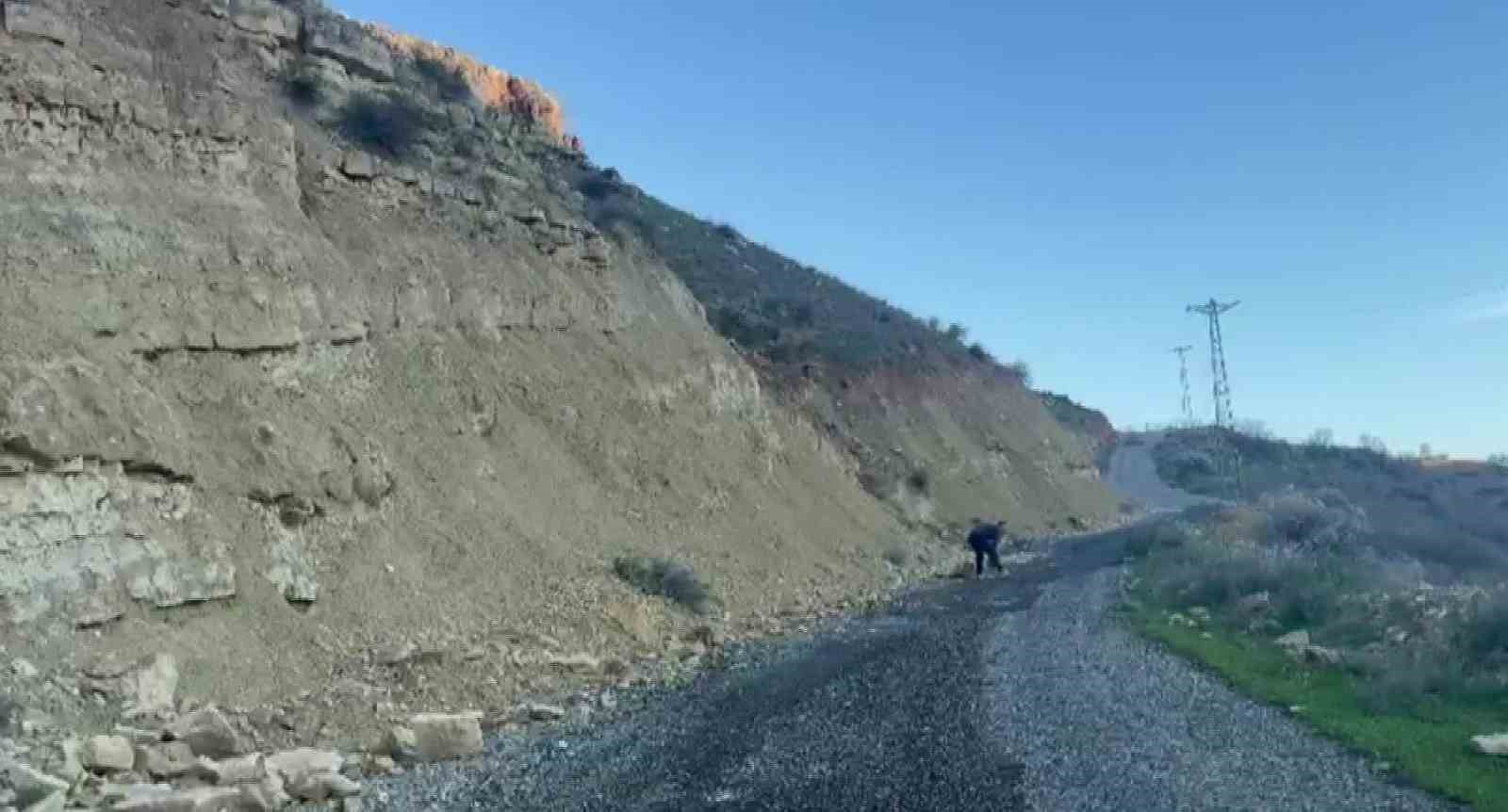 Batman&rsquo;da yolu kapatan kayaları beden eğitimi &ouml;ğretmeni temizledi
