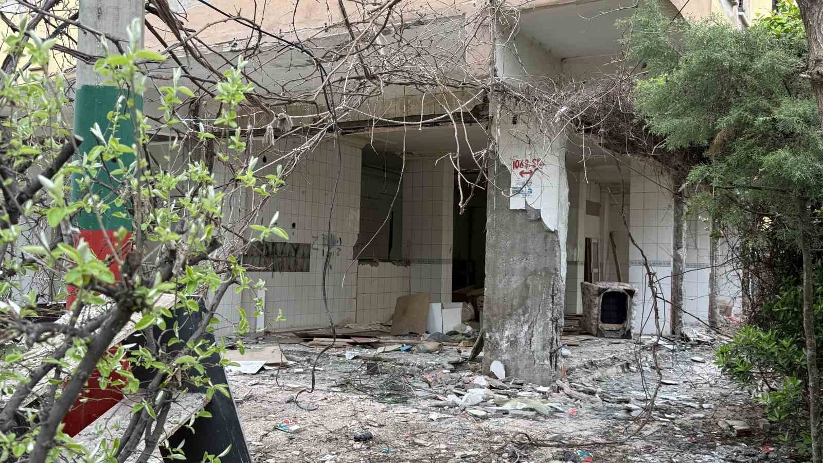 Kolonlarından &ccedil;atlama sesi geldiği i&ccedil;in tahliye edilmişti: O bina i&ccedil;in yıkım kararı &ccedil;ıktı
