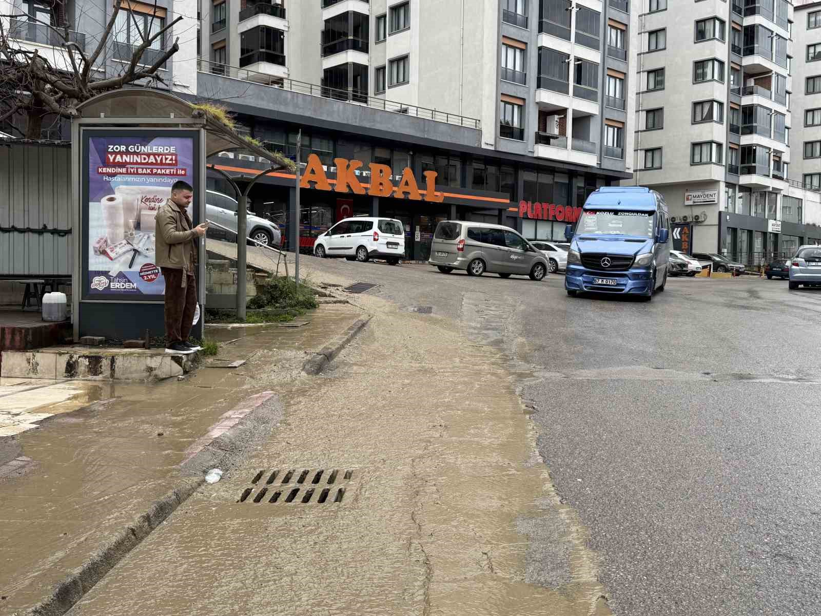 Patlayan su borusu nedeniyle her &ccedil;amur i&ccedil;inde kaldı
