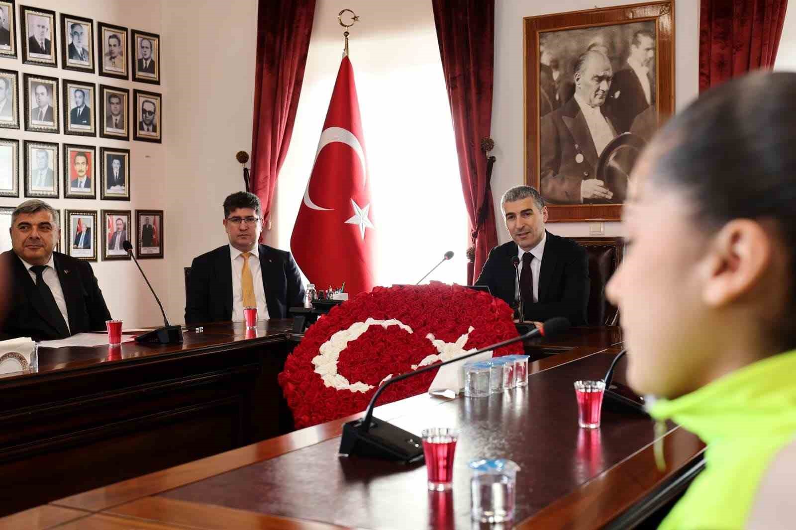 Vali Aktaş: "Sporda ve eğitimde başarı gösteren gençler şehrin en kıymetli hazinesidir"