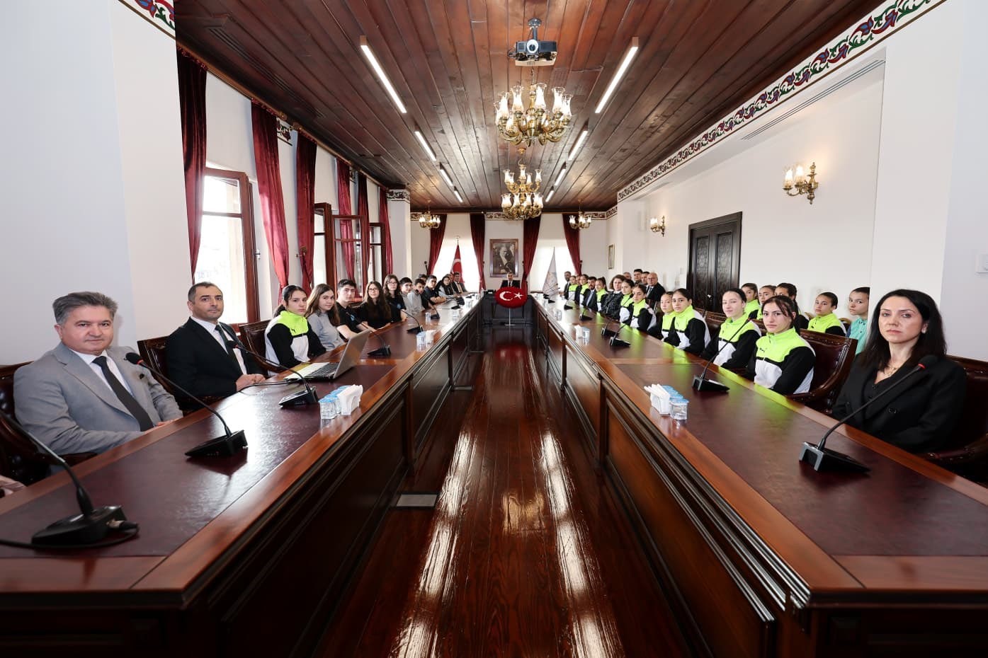 Vali Aktaş: "Sporda ve eğitimde başarı g&ouml;steren gen&ccedil;ler şehrin en kıymetli hazinesidir"
