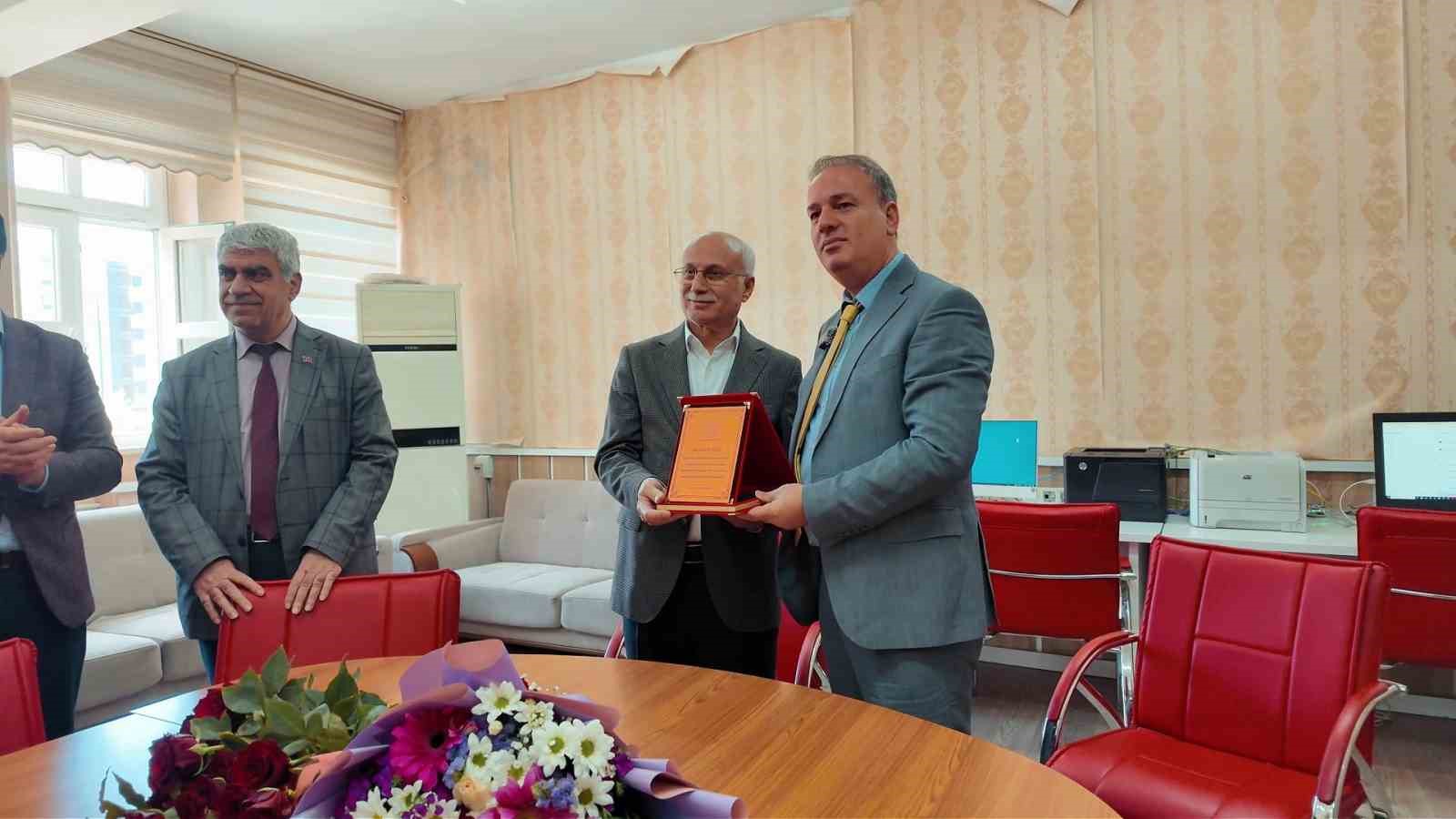 Emekliye ayrılan okul m&uuml;d&uuml;r&uuml;ne veda
