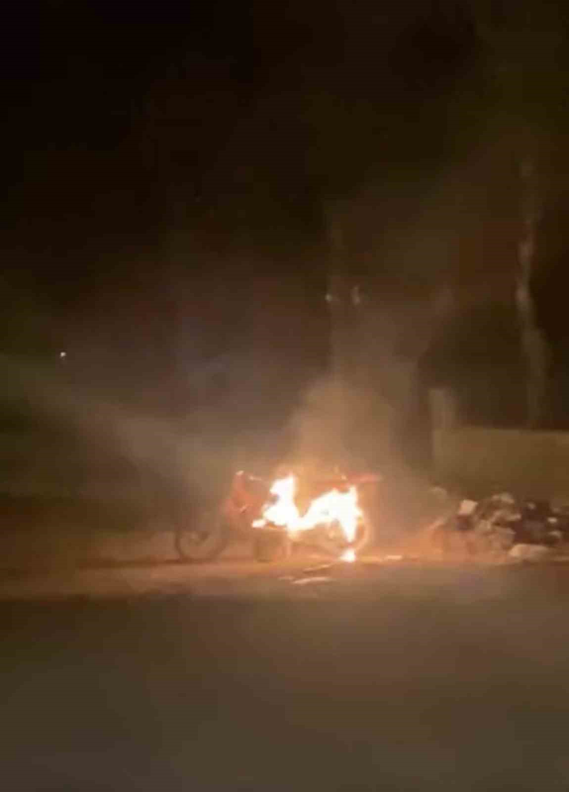 Mardin&rsquo;de park halindeki motosiklet alev aldı
