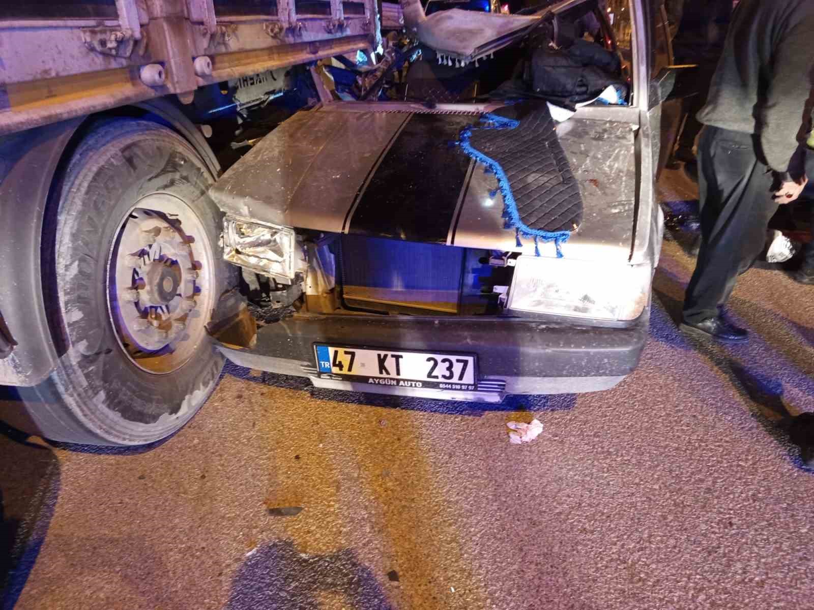 Mardin&rsquo;de park halindeki tıra &ccedil;arpan otomobilde 5 kişi yaralandı
