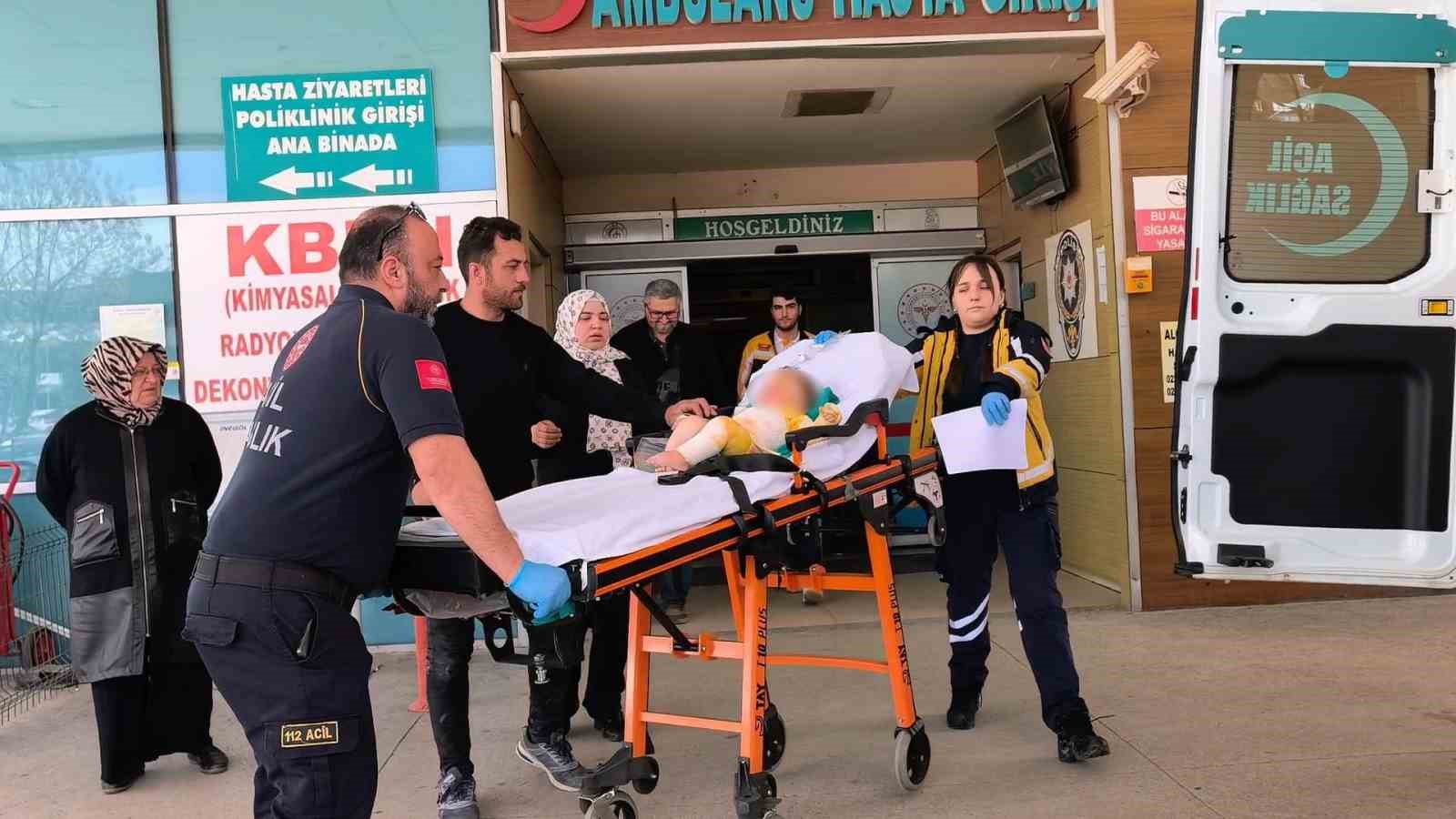 Bursa&rsquo;da kaynar su &uuml;zerine d&ouml;k&uuml;len 9 aylık bebek ağır yaralandı
