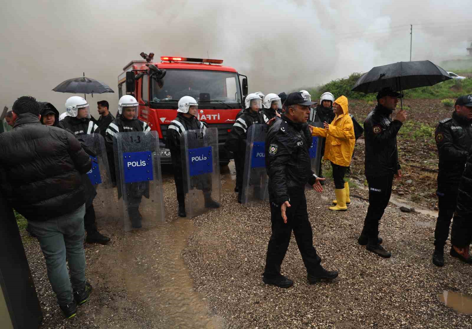 Adana&rsquo;da yıkım gerginliği: Evini yaktı, g&ouml;zaltına alındı
