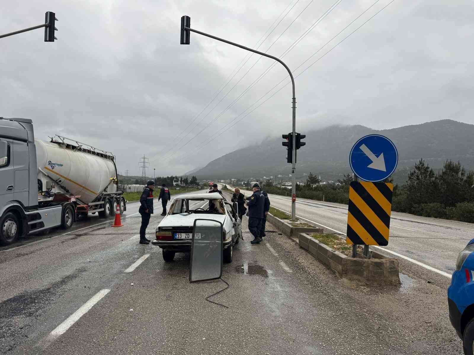 Silifke&rsquo;de iki aracın karıştığı kazada 3 kişi yaralandı
