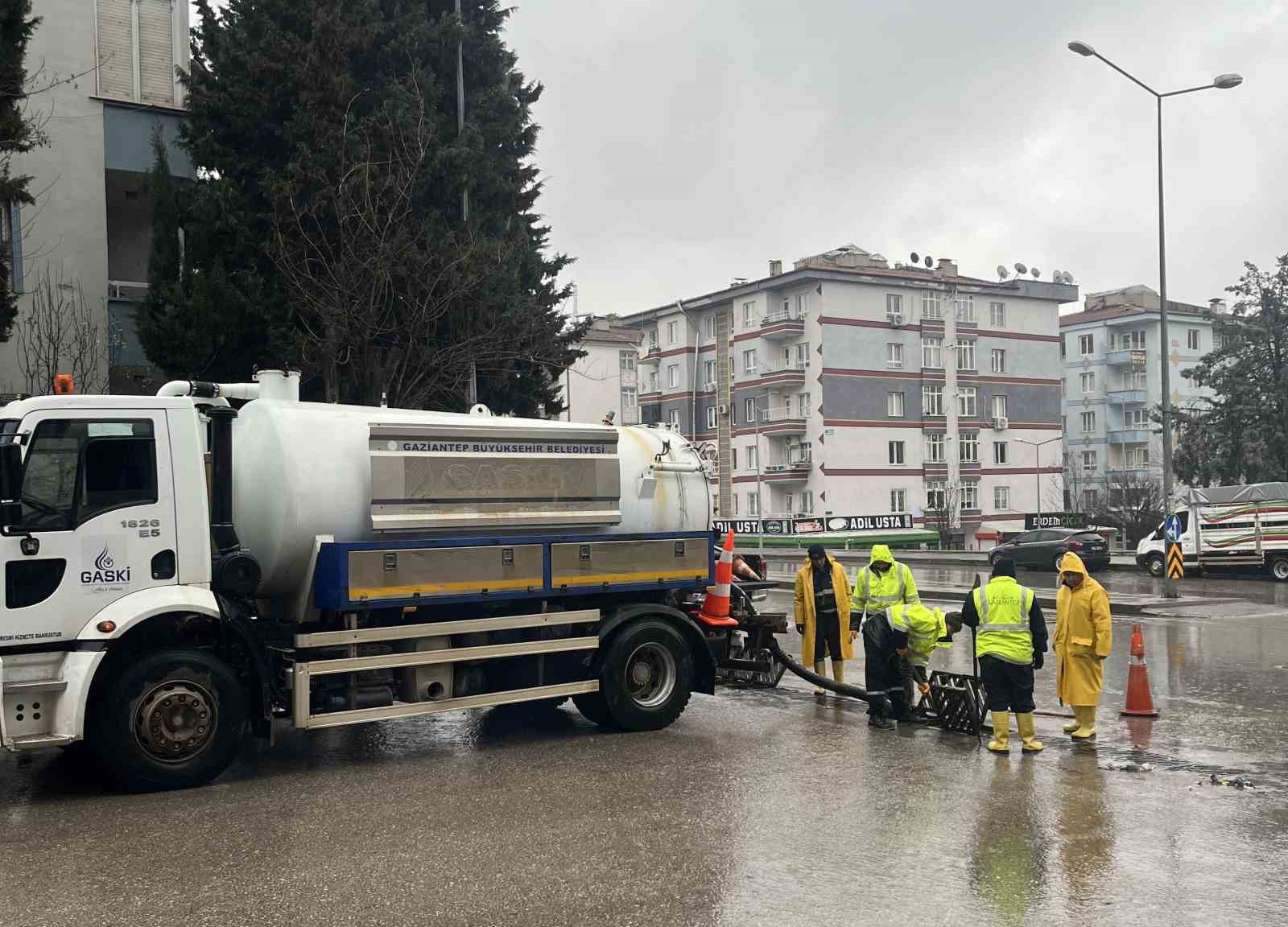 Gaziantep Büyükşehir yağışa karşı sahada