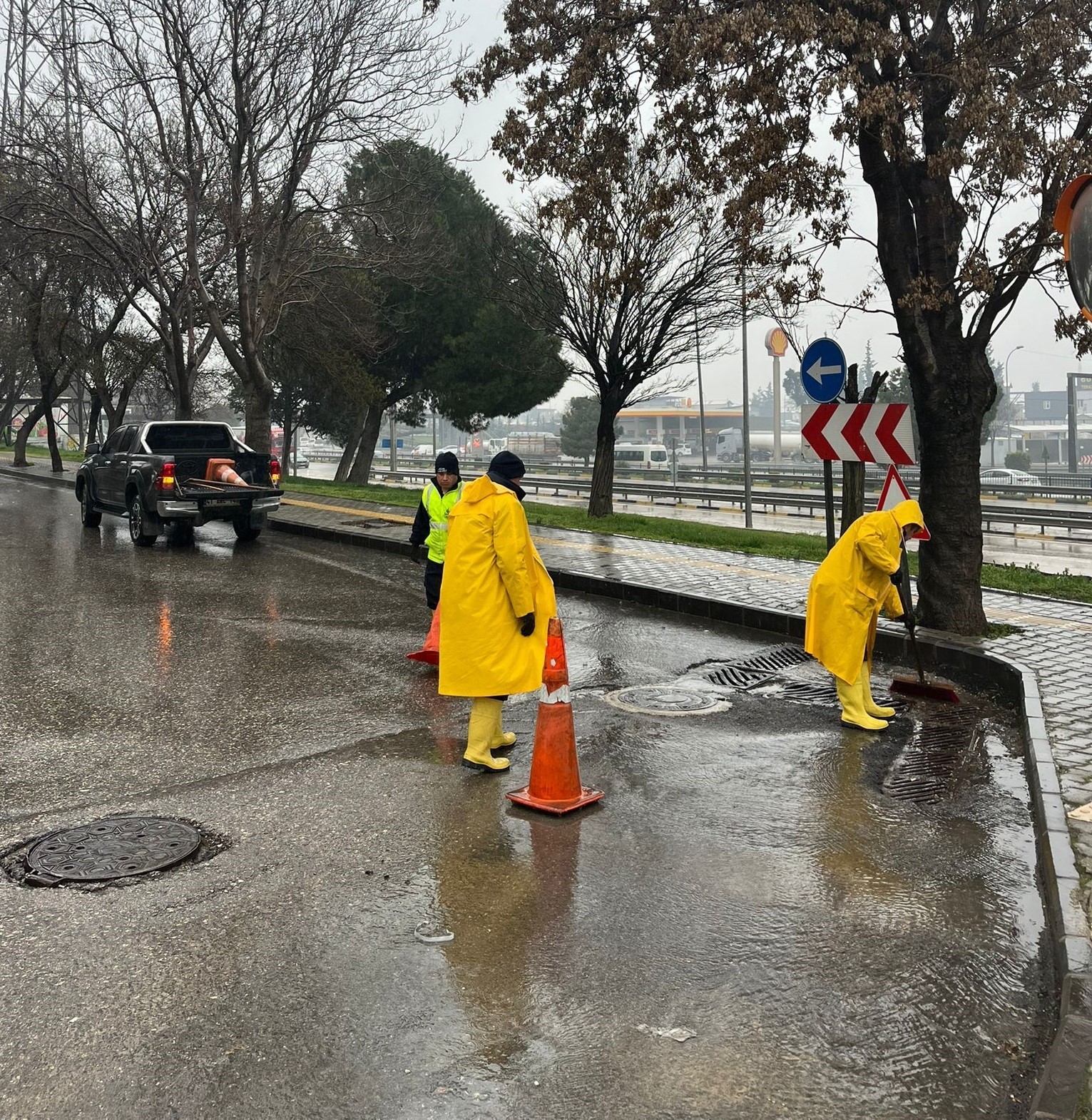 Gaziantep B&uuml;y&uuml;kşehir yağışa karşı sahada
