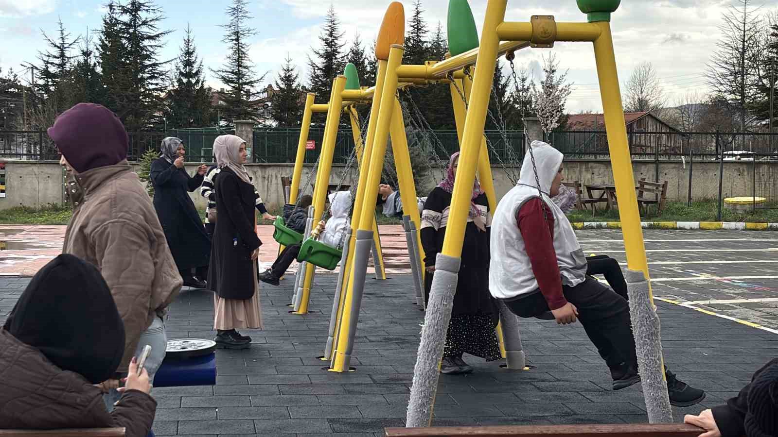 Bolu&rsquo;da &ouml;zel &ouml;ğrencilerden renkli kutlama: Darbuka şovu alkış aldı
