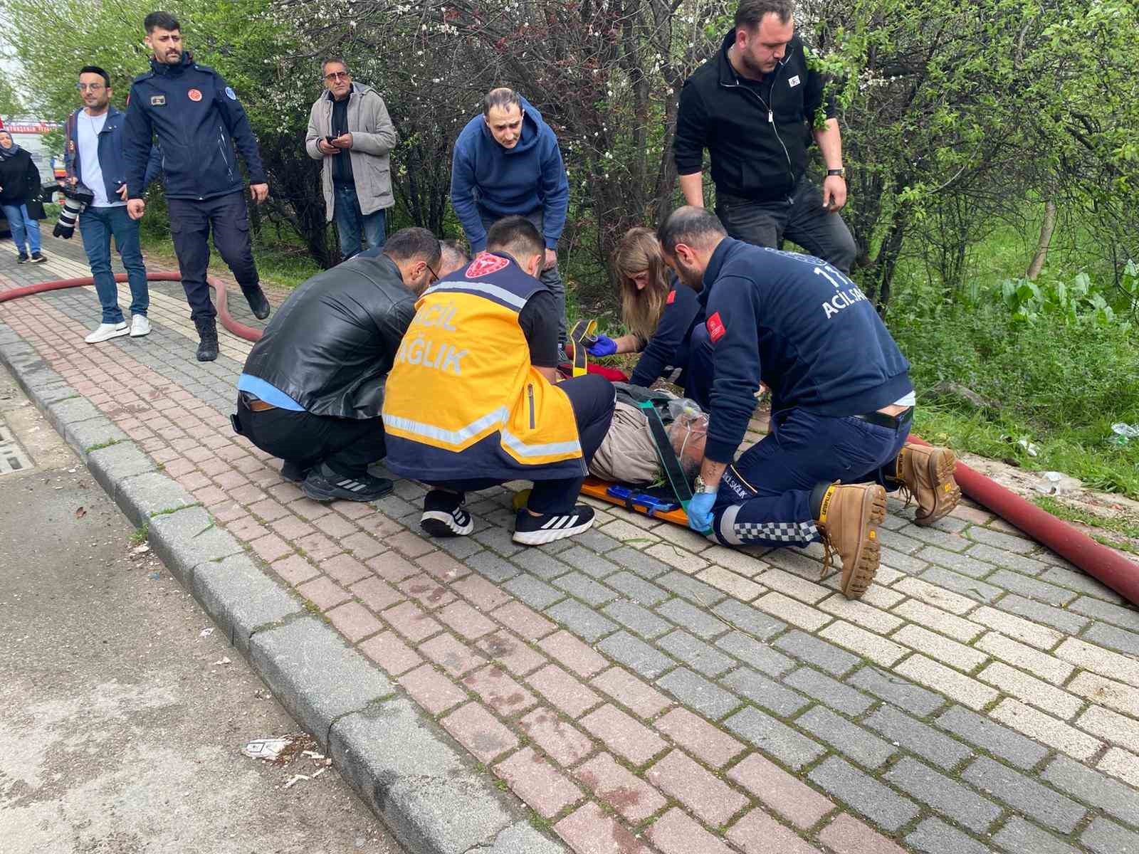 Can pazarında korku dolu anlar kameraya yansıdı... Metrelerce y&uuml;ksekte itfaiye ekiplerini b&ouml;yle bekledi
