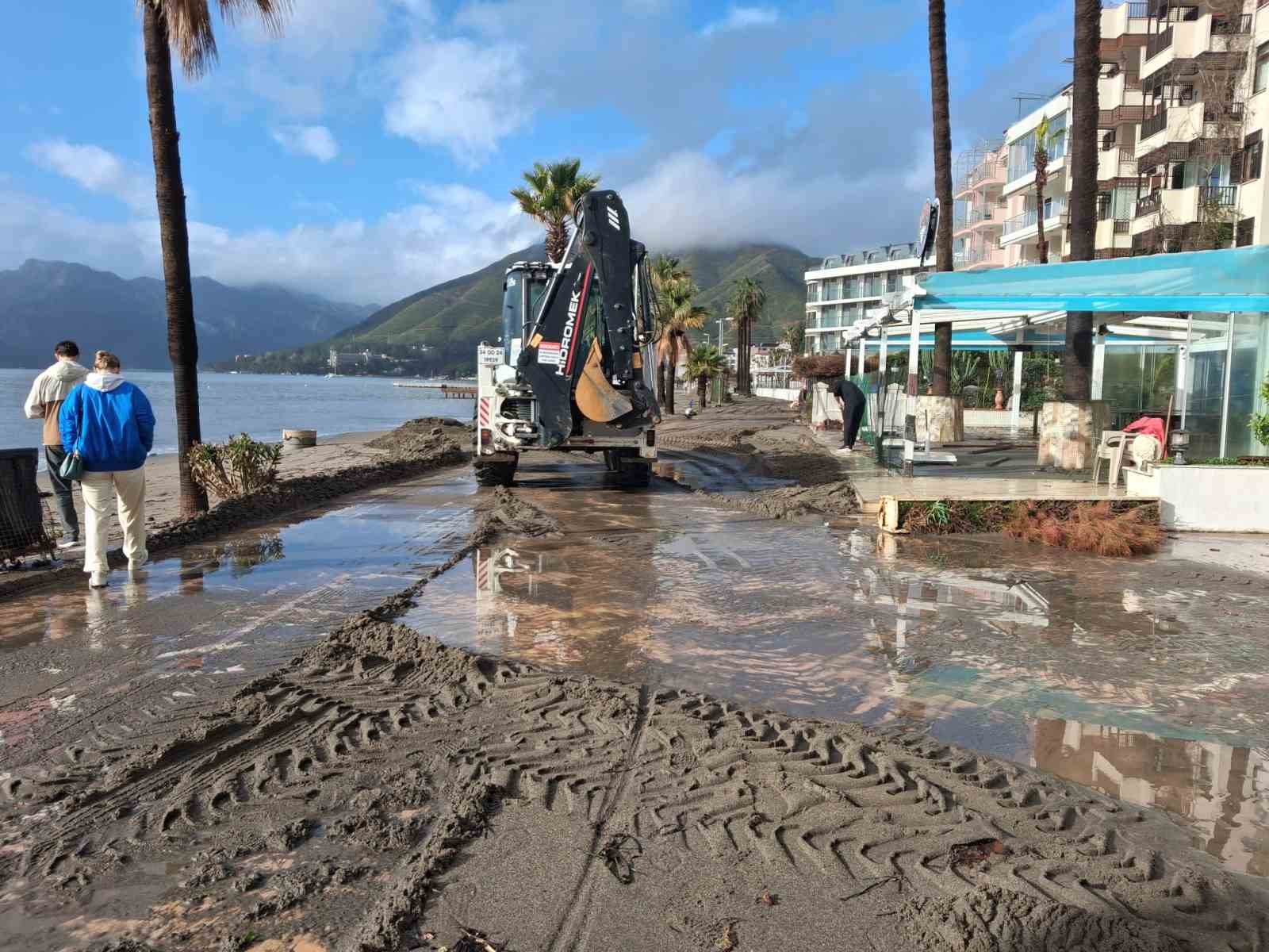 Marmaris’te sağanak ve fırtına etkili oldu