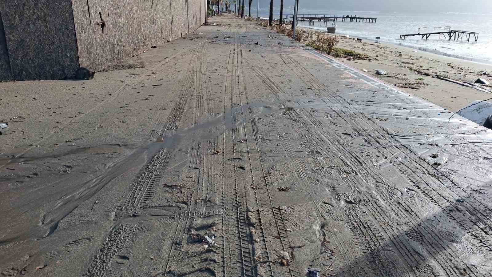 Marmaris&rsquo;te sağanak ve fırtına etkili oldu
