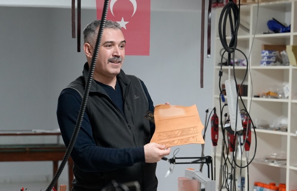 K&uuml;tahyalı &ouml;ğretmenler Ahmet Ulu&ccedil;ay m&uuml;zesinde deri işleme sanatı hakkında bilgilendi
