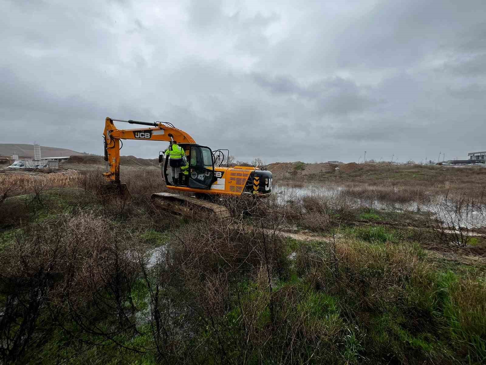 Ankara&rsquo;da sağanak &Ccedil;ubuk Deresi&rsquo;nin taşmasına neden oldu
