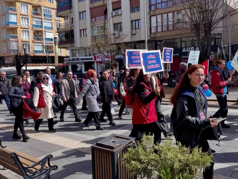 Burdur’da otizm için farkındalık yürüyüşü düzenlendi