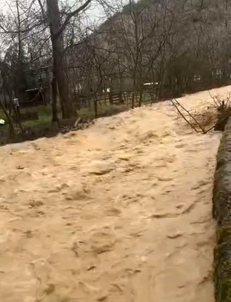 Başkentte sağanak etkili oldu: Dereler taştı, okulun istinat duvarı &ccedil;&ouml;kt&uuml;
