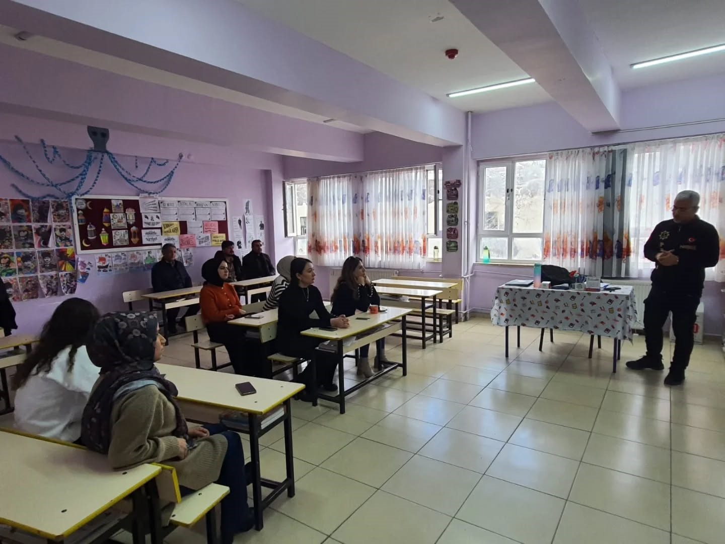 Alacakaya il&ccedil;esinde narkotik su&ccedil;larla m&uuml;cadele eğitimi
