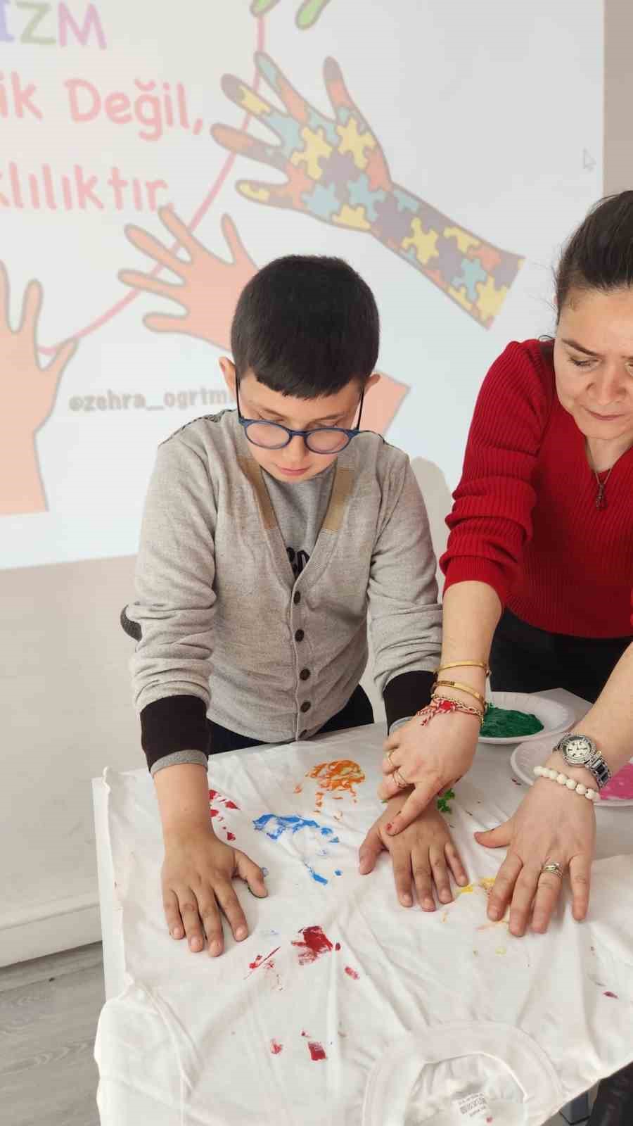 Otizm Farkındalık G&uuml;n&uuml;&rsquo;nde &ouml;ğrencilerden anlamlı etkinlik
