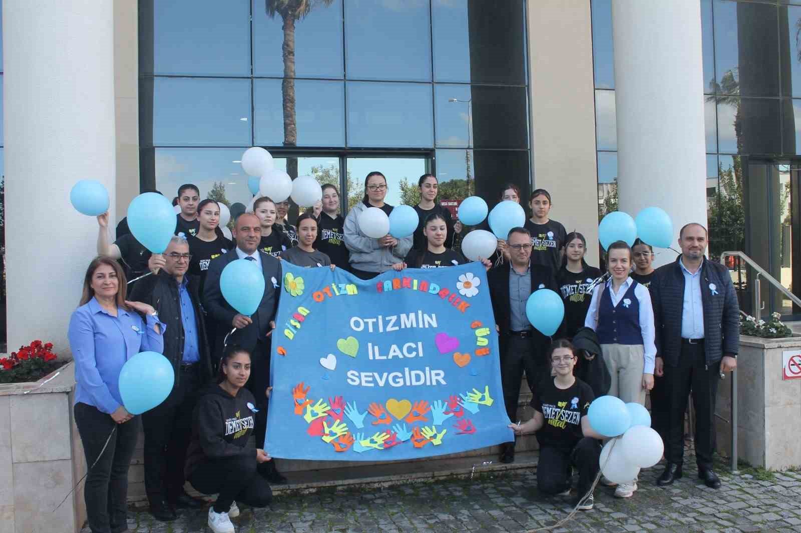 Sel&ccedil;uk&rsquo;ta, lise &ouml;ğrencileri ve &ouml;ğretmenlerinden otizm farkındalık etkinliği
