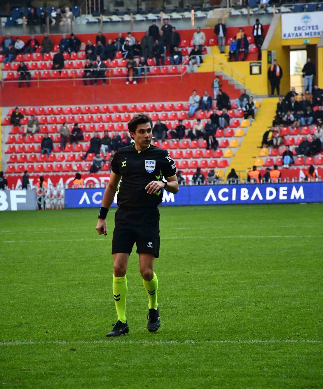 Kasımpaşa - Kayserispor maçını Mehmet Türkmen yönetecek