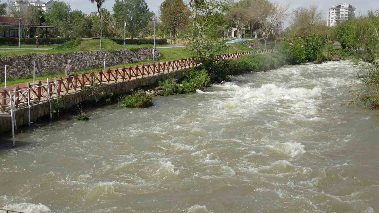 D&uuml;nyaca &uuml;nl&uuml; şelale, yağmur sonrası denizi kahverengiye b&uuml;r&uuml;d&uuml;
