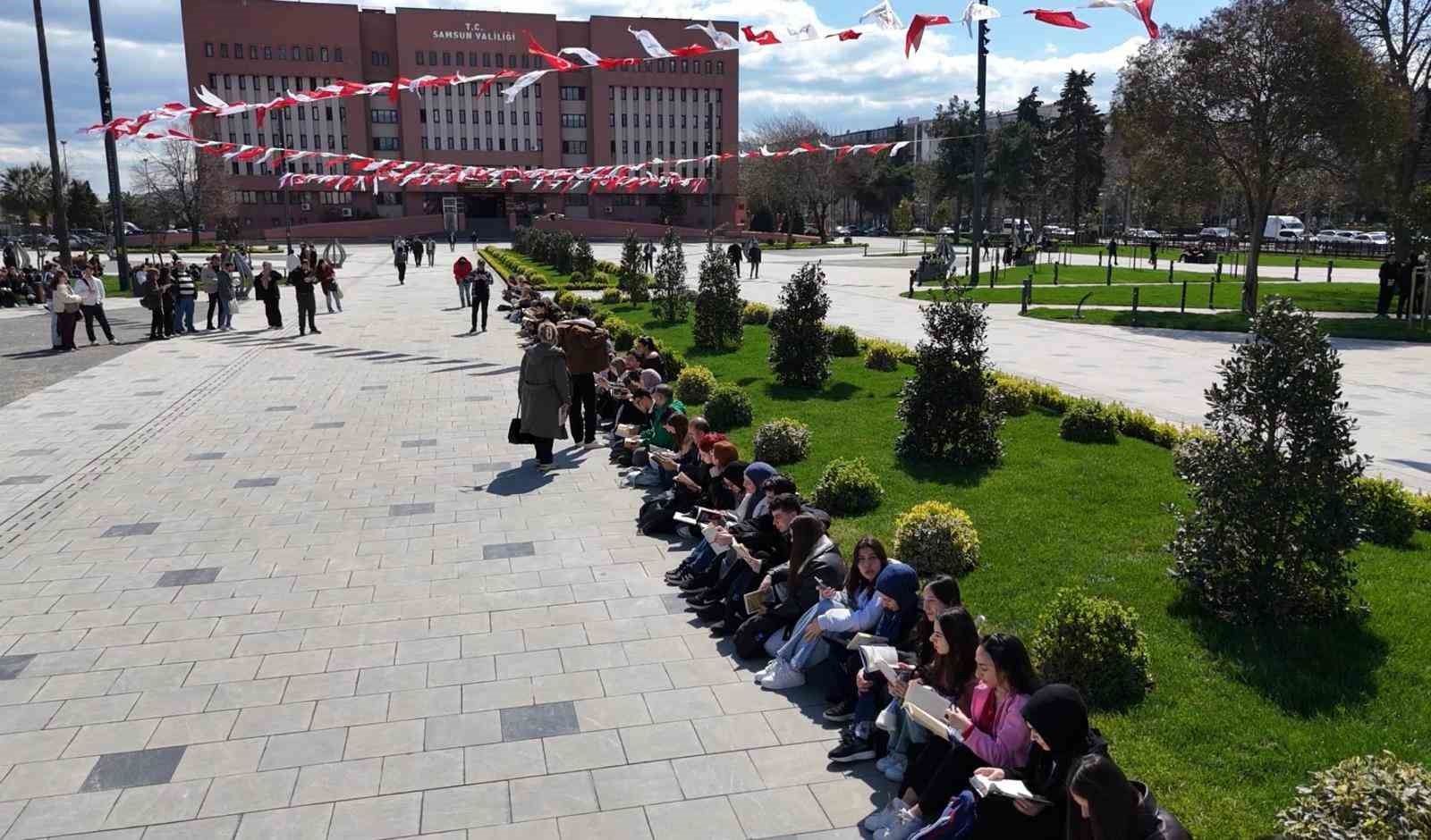 &Ouml;ğrenciler, İstiklal Meydanı&rsquo;nda kitap okudu
