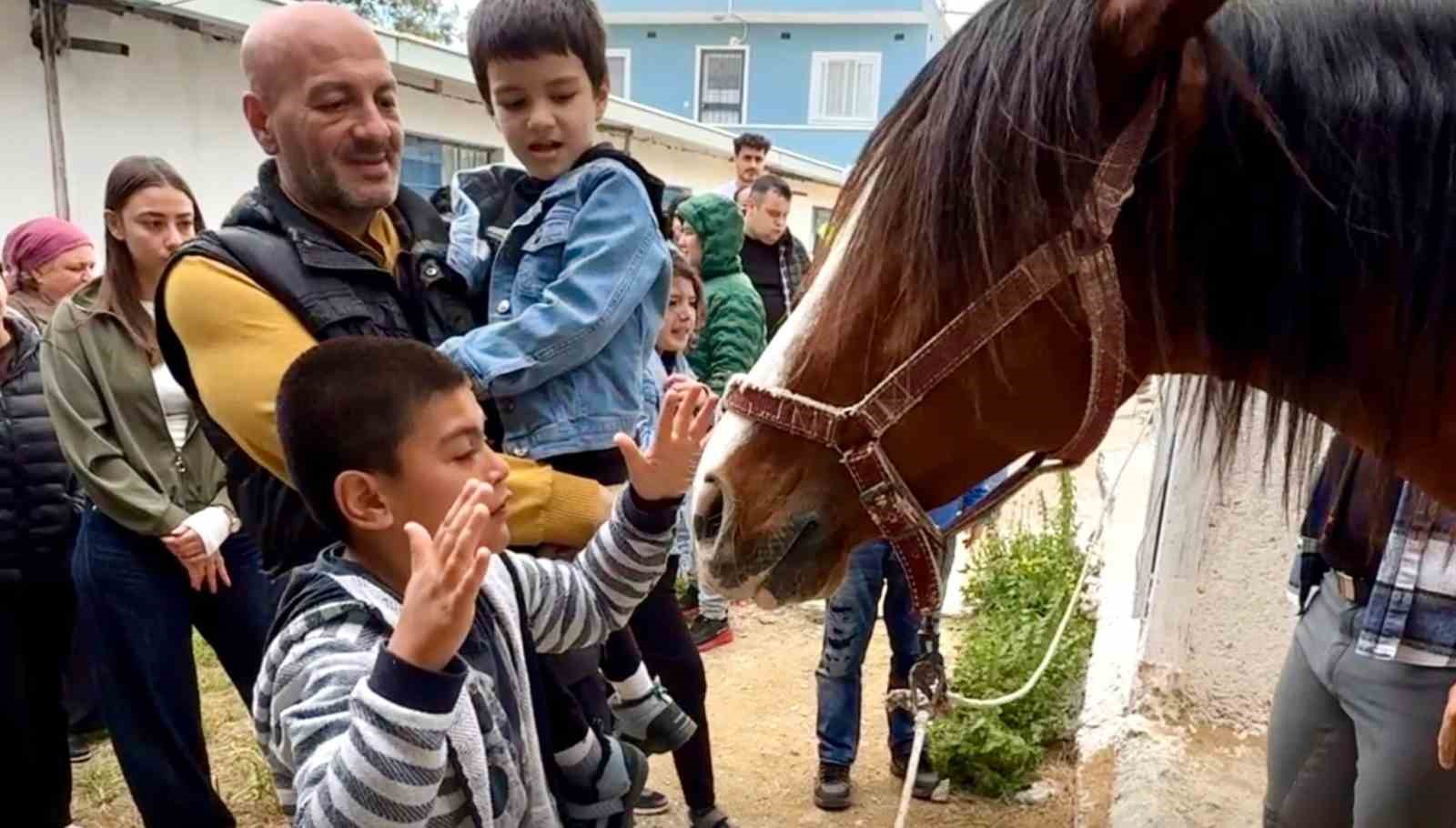 Otizmli &ccedil;ocuklara atla terapi desteği
