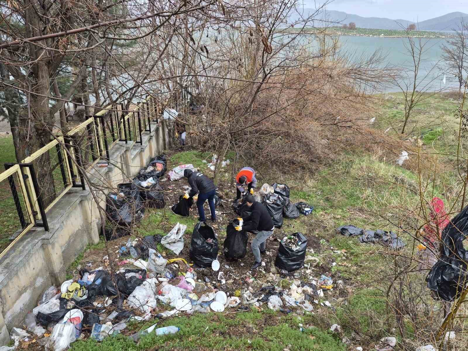 Hazar Gölü sahilindeki kirliliğe müdahale: 10 ton çöp toplandı
