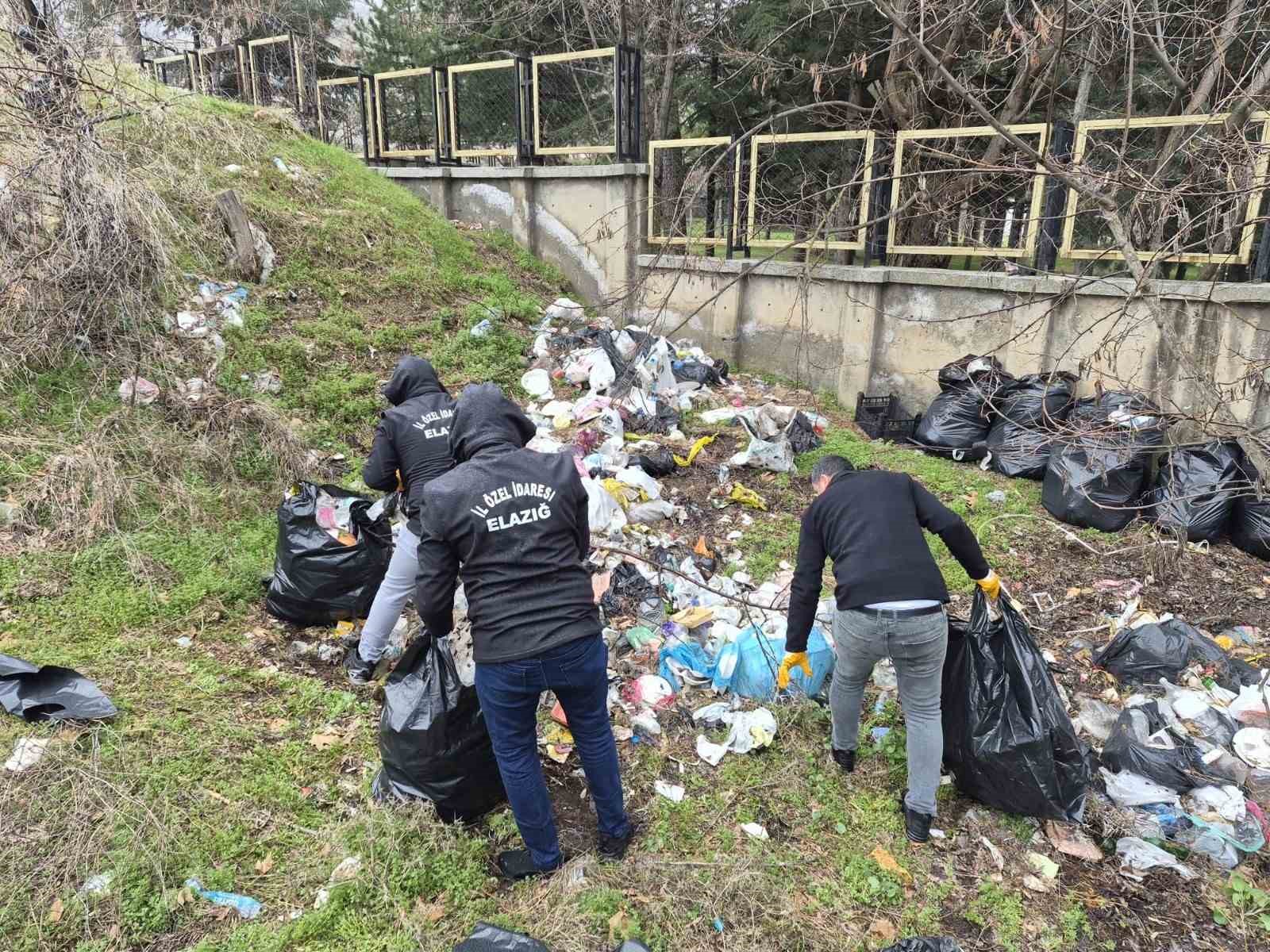 Hazar G&ouml;l&uuml; sahilindeki kirliliğe m&uuml;dahale: 10 ton &ccedil;&ouml;p toplandı
