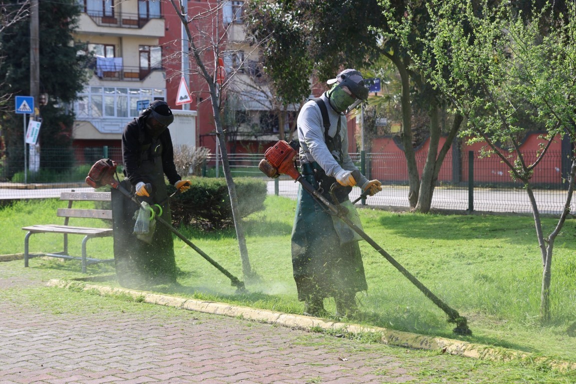 Kartepe&rsquo;de yeşil alanlarda bakım ve temizlik &ccedil;alışmaları s&uuml;r&uuml;yor
