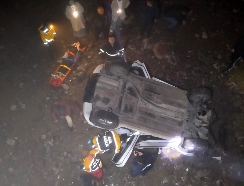 Samsun’da otomobil köprüden dere yatağına uçtu: 2 yaralı