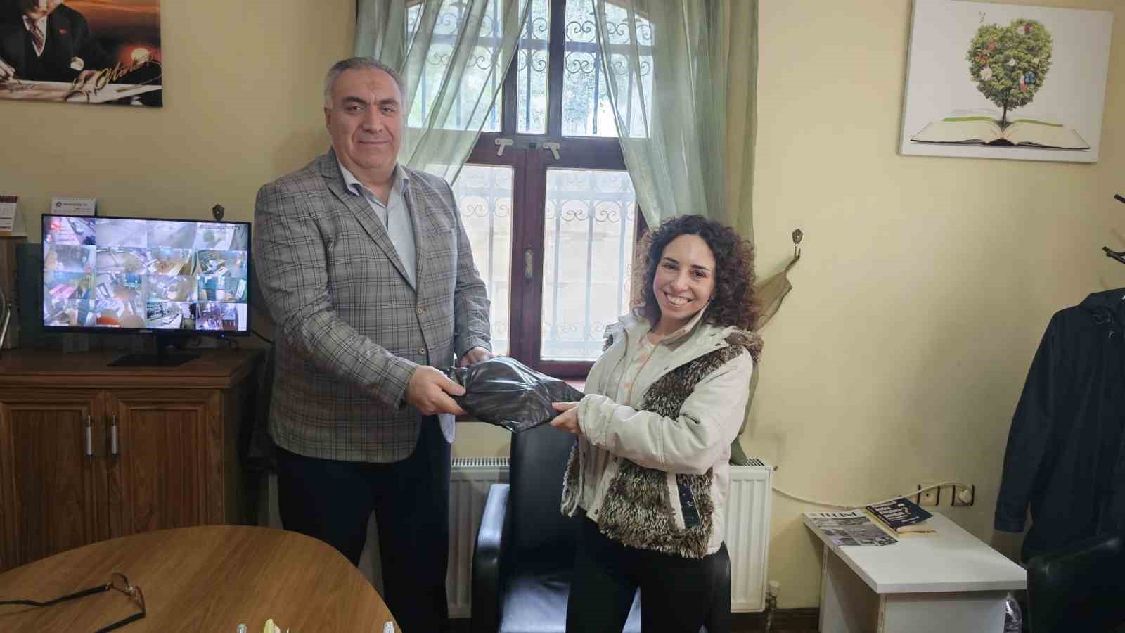 Bandırma&rsquo;da k&uuml;t&uuml;phane haftasında &ouml;rnek &ouml;ğrencilere &ouml;d&uuml;l
