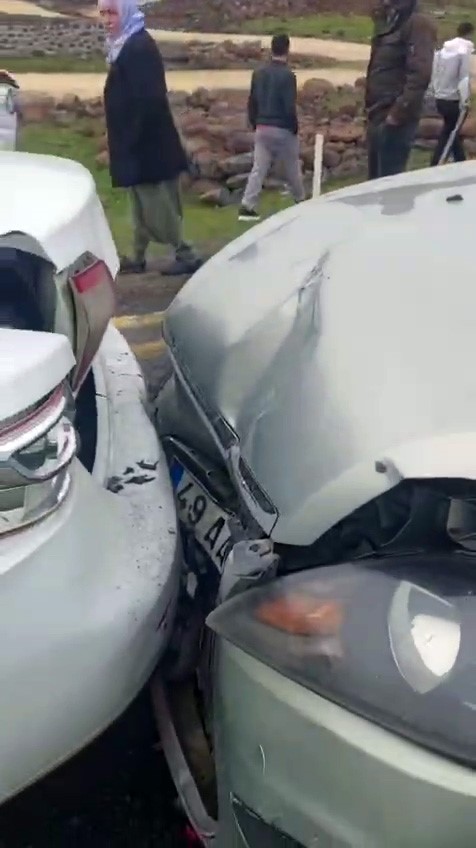 Diyarbakır&rsquo;da cenaze konvoyunda kaza: 4 yaralı
