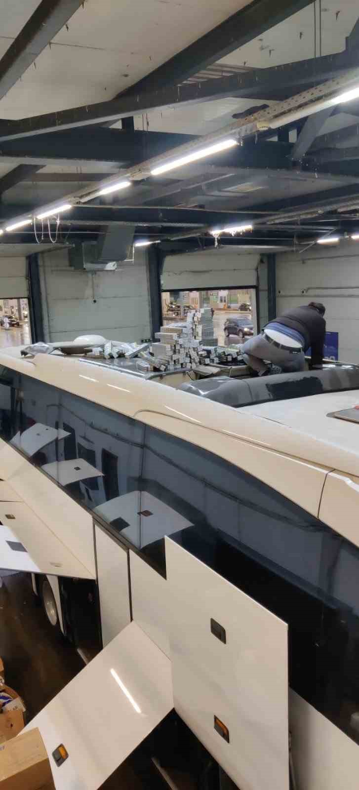 Otob&uuml;ste tavan klimasına gizlenen 45 bin 200 paket sigara g&uuml;mr&uuml;ğe takıldı
