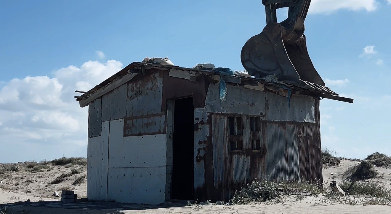 Sahil kenarındaki ka&ccedil;ak yapıların yıkımı s&uuml;r&uuml;yor
