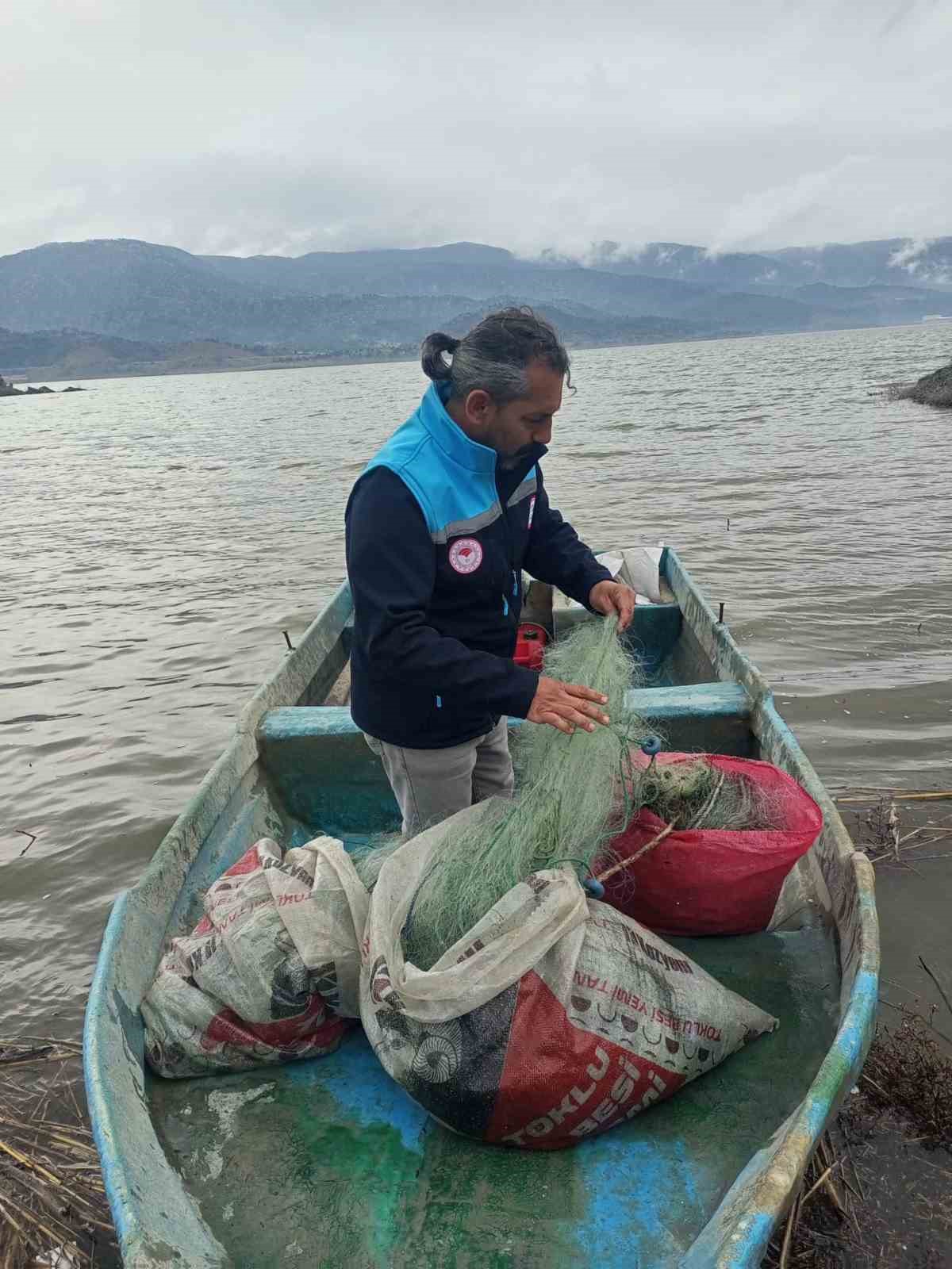 G&ouml;lde 800 metre balık ağı ele ge&ccedil;irildi
