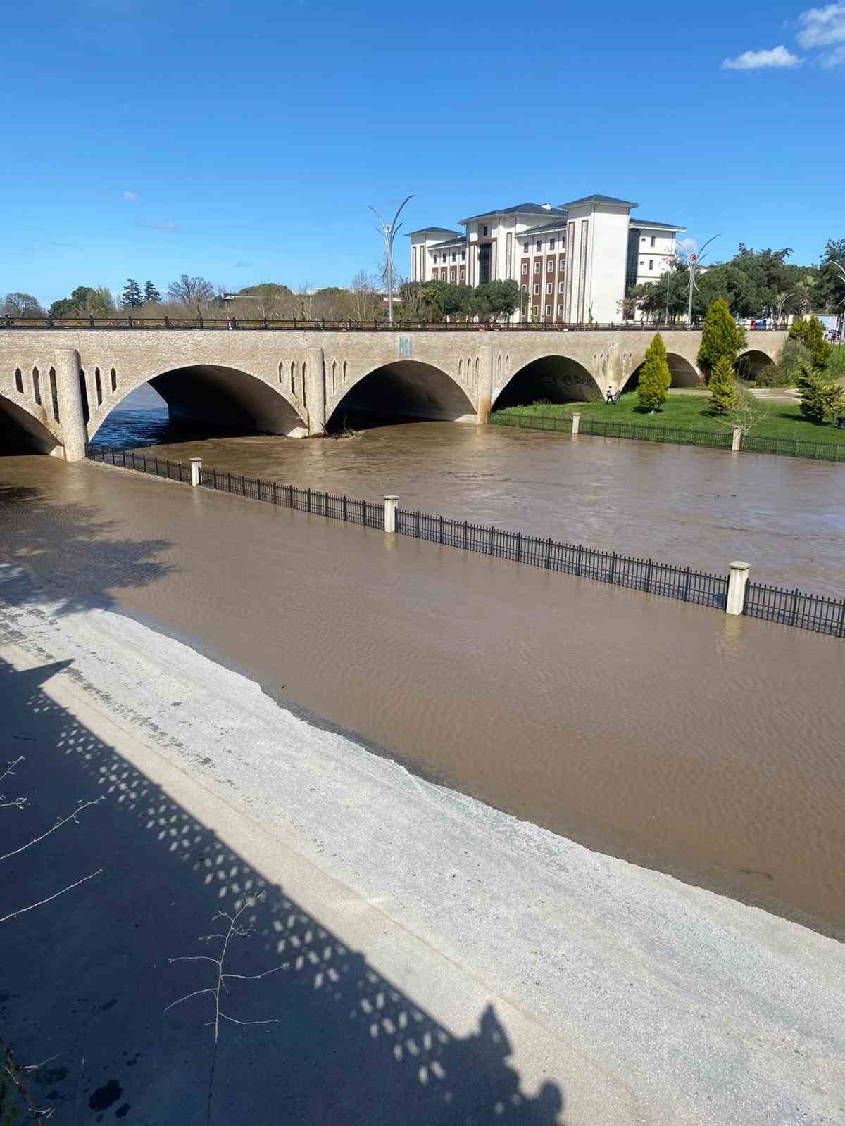 &Ccedil;anakkale&rsquo;de Kocabaş &Ccedil;ayı yoğun yağış nedeniyle taştı
