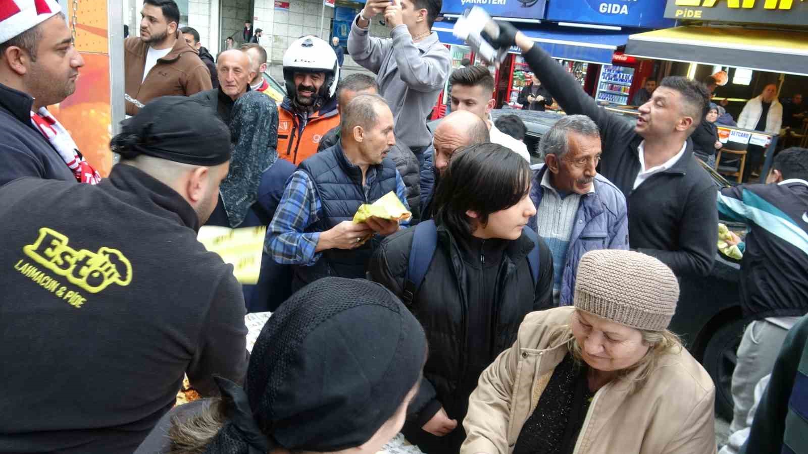 Pendik&rsquo;te Milli Takım sevinci: 20 bin lokma, 1000 lahmacun dağıtıldı
