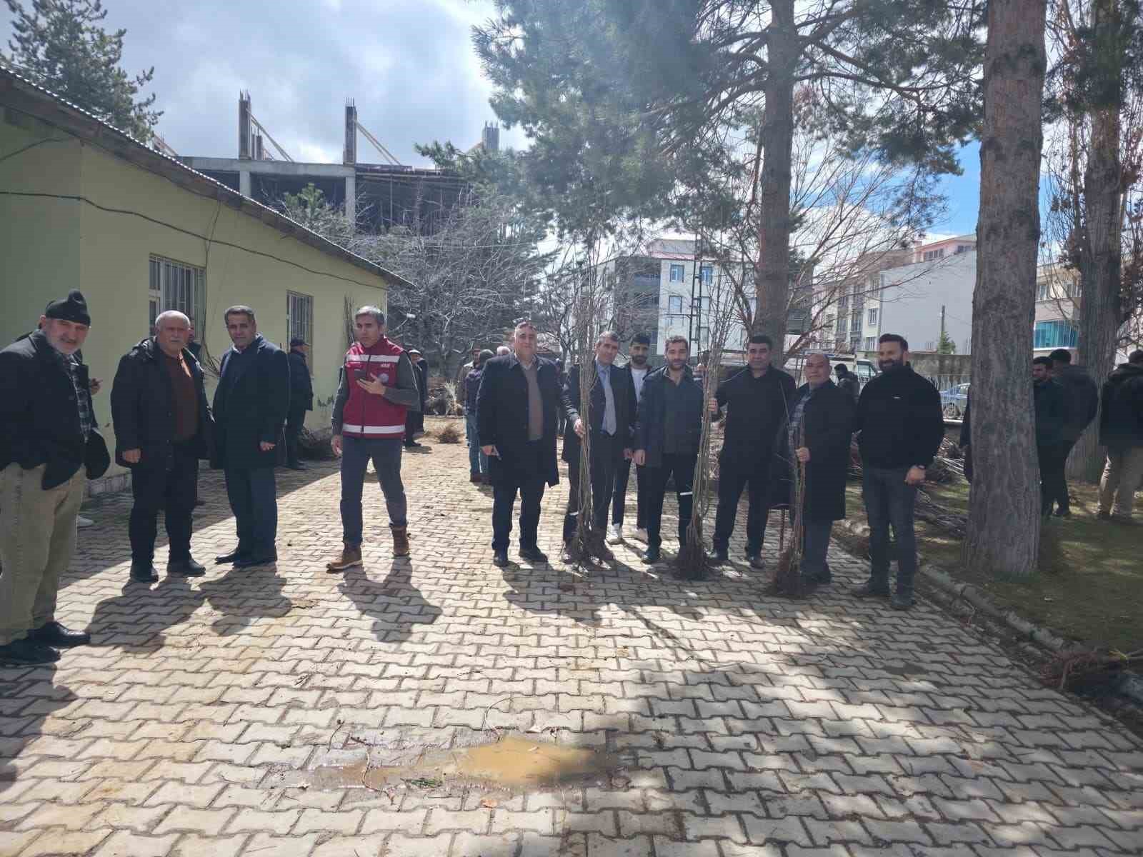 Muradiye&rsquo;de y&uuml;zde 90 hibeli 50 bin adet meyve fidanı dağıtımı yapıldı
