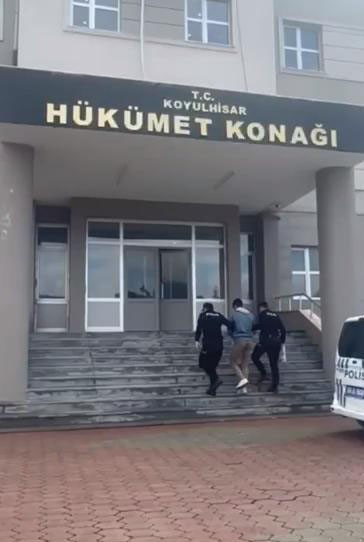 Sivas&rsquo;ta kamyonette gizlenen 5 ka&ccedil;ak g&ouml;&ccedil;men yakalandı
