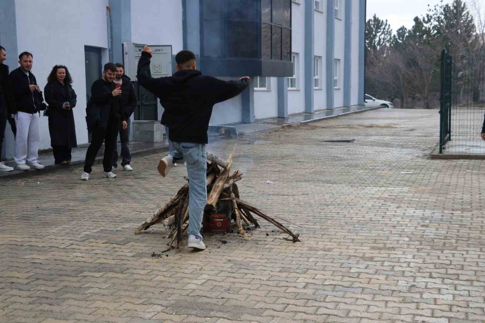 Sivas&rsquo;ta &ouml;ğrenciler baharın gelişini kutladı
